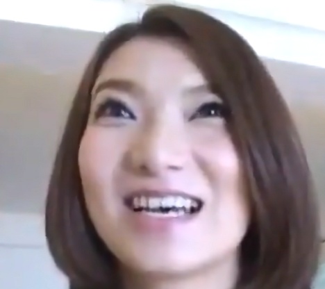 素人&times;人妻 生保レディーの奥様が初めての不倫セックス！背徳感で病みつきになりビクビク痙攣