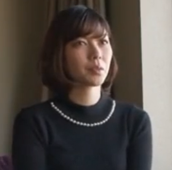 素人&times;ナース 芸能人にいそうな美少女看護師がベッドで優しく手コキ！カメラ目線で射精に導く