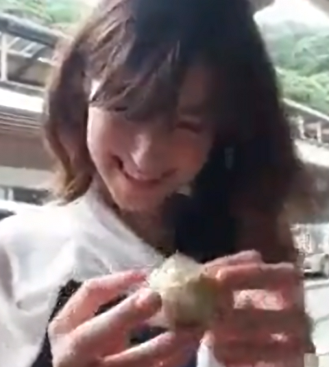 素人&times;人妻 媚薬入りオイルマッサージで発情した巨乳人妻にちんぽを突っ込み大量中出し