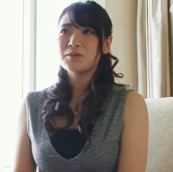 素人&times;巨乳 ドMの巨乳CAに飲尿イラマ3P！激しいピストンでガンガン突いて中出しまで